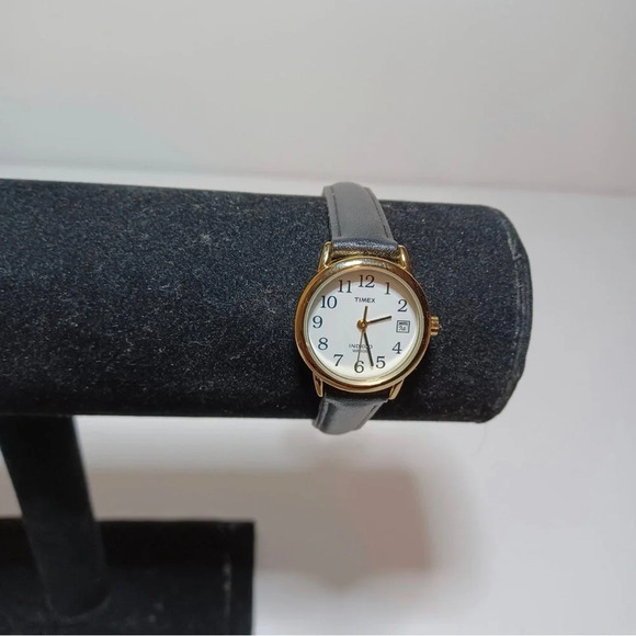 Timex Watch Women Gold Tone Indiglo 30M Black Leather Band New Battery L1 - Picture 1 of 3